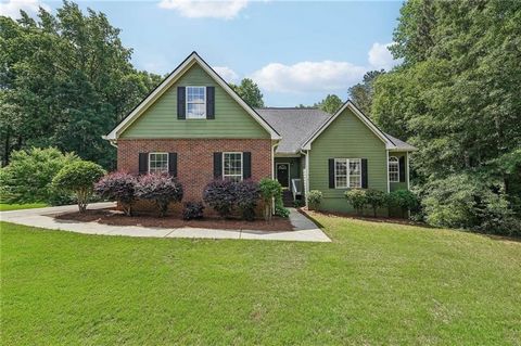 Spacious and updated 5-bedroom, 3-bathroom home with a !!brand new roof!! situated in a sought-after swim/tennis community in Barrow County. Side entry garage. Inside, you'll find hardwood floors, a welcoming great room with vaulted ceiling and firep...