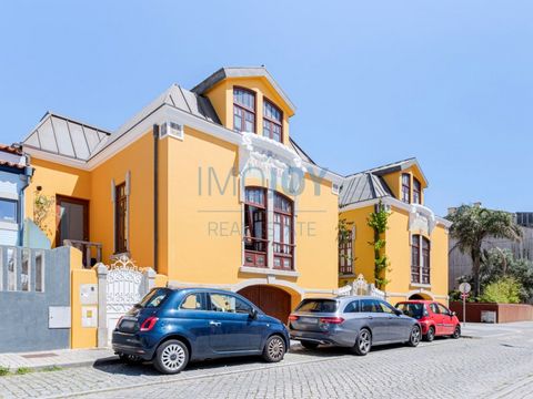 Considerada una de las casas más emblemáticas de Espinho, esta extraordinaria villa de 4 dormitorios en estilo palaciego se encuentra en la 3ª línea de mar a solo 5 minutos a pie de la estación de tren y de la playa. Está rodeado de todo tipo de serv...