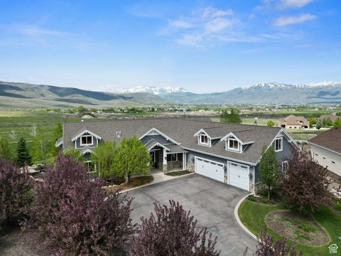 Experience the epitome of luxury and functionality in this immaculate home in Heber City, in the serene Lake Creek Farms development. This location offers the seclusion, elegance, for an unparalleled lifestyle in one of Utah's most sought-after locat...