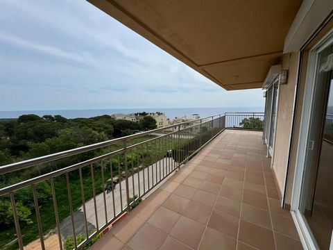 Comfortable and very bright corner apartment with beautiful sea views, located in a very quiet area of La Volta de l'Ametller. It consists of 2 double bedrooms, 1 full bathroom, separate kitchen with serving hatch and fully equipped, living room with...