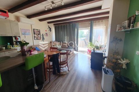 In beautiful Funtana, an apartment on the ground floor of the NKP with an area of 101.22 m2 is for sale. The apartment consists of two parts, in the first part of the apartment there is a kitchen, a living room and a dining room with access to the te...