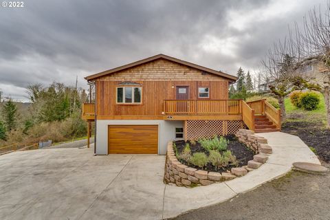 Custom home with apartment downstairs. Incredible views of the river that can be seen from both. Upstairs you'll find a spacious kitchen/dining area, living room with expansive entertainers deck, primary with en-suite, two additional bedrooms, hall b...