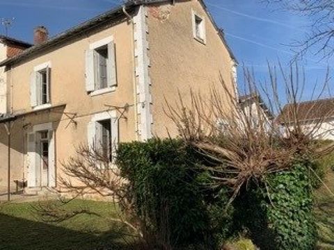 Maison de village typique des Landes, aux portes de l'océan A Luxey, située sur le territoire de la Haute Lande, à 45 kms de Mont de Marsan, à 85 km de Bordeaux et proche des plages océanes (Mimizan, Biscarosse ...). Venez découvrir cette maison de c...