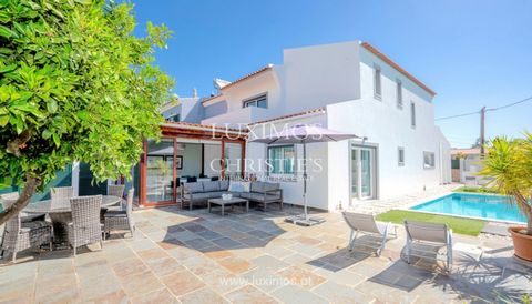 This fantastic spacious villa in the Golden Triangle , one of the Algarve's most prestigious areas, is ideal for golf and beach lovers , as it is just a short distance from the golf courses and the area's quietest beaches . Surrounded by an extensive...