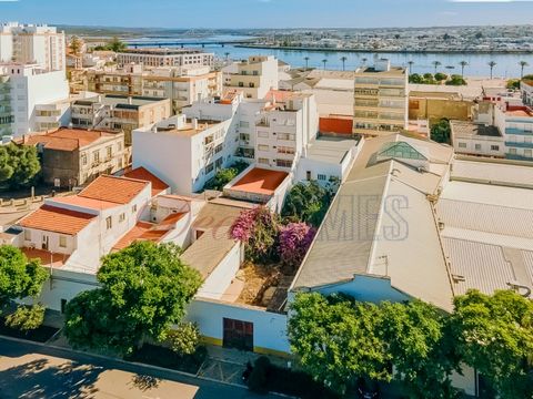 Oferta Casas presenta, Gran villa de época, de 4 habitaciones dobles, ubicada en la zona central de Portimão, junto a numerosos comercios, servicios y frente al río. Esta casa tiene en la planta baja la entrada con escaleras a la planta alta, donde s...