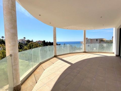 Pas afgebouwde villa met binnen- en buitenzwembaden, prachtig uitzicht over zee en op loopafstand van het strand. Op de begane grond bevindt zich de ruime woonkamer met een groot terras met uitzicht op de zee, de keuken en eetruimtes genieten ook van...