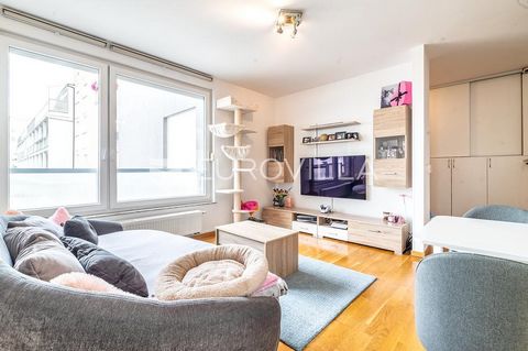 Zagreb, Špansko, beautiful three-room apartment 60m2 Content of the apartment: Hallway: Spacious and functional. Living room with dining room: Bright and spacious, ideal for family gatherings and get-togethers. Kitchen: Fully equipped and modern. Bat...