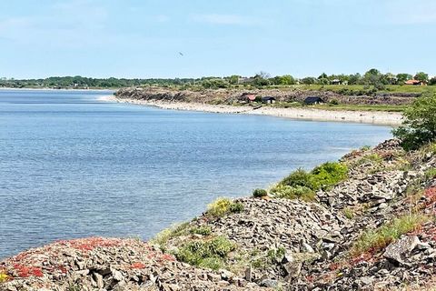 Schönes Ferienhaus in einer atemberaubenden Naturlandschaft auf Öland, zwischen den Orten Källa und Hagelstad gelegen. Hier können Sie die Ruhe auf dem schönen, üppig bewachsenen Grundstück genießen, das von schönen Steinmauern, Feldern und einzigart...