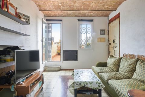 Fantastic penthouse with terracePenthouse · area: 39 m² · terrace 12 m² · 1 bedroom · 1 bathroom · all exterior · construction 1928 · no elevator · Location: Gothic Quarter · Center Barcelona Fantastic 39m2 penthouse built with a 12m2 terrace located...