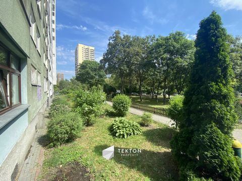 Cozy, warm and quiet apartment near the Bielański Forest An apartment in a quiet and green part of Bielany - a large balcony and a great layout of the apartment are the greatest advantages of this property, and a safe neighborhood with a well-develop...