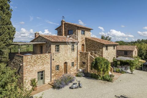 Amidst the valleys of the Tuscan countryside, a few kilometres from Montepulciano lies the charming Lavanda Estate, spread over approx. 590 square metres and consisting of a main farmhouse and two annexes. In the main farmhouse, on the ground floor w...