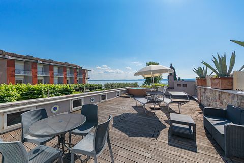 Welcome to the heart of Sirmione, where history blends with modern luxury in a unique apartment. We present an exclusive residence located on the second floor, within the ancient castle walls, in the enchanting historic center of Sirmione, adjacent t...