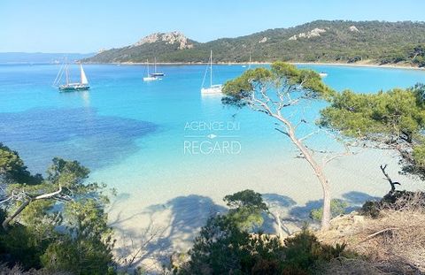 In the heart of Porquerolles with sea view... In the village center, this 73.75sqm apartment, not overlooked, is located on the second floor of a small condominium of 8 lots. It has 3 bedrooms, 2 bathrooms, 2 toilets, a kitchen and a living room exte...