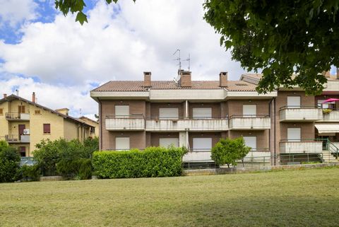 OBJEKTBESCHREIBUNG Dieses charmante Apartment befindet sich in günstiger Lage, nicht weit vom historischen Zentrum von Gubbio entfernt, in einem Reihenhaus, das nach erdbebensicheren Kriterien gebaut wurde. Im ersten Stock bietet die Immobilie ein he...