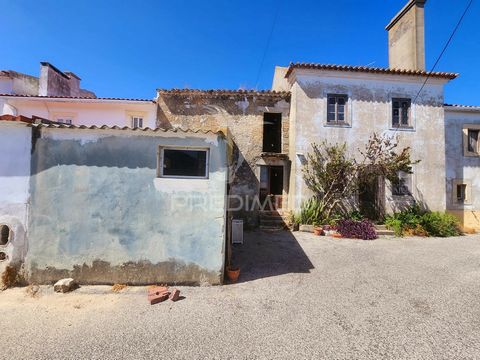 Ruin in Amoreira, Óbidos House in ruin with ground floor composition and first floor. At the moment it is in total ruin, as you can see in the photos, very attractive location, close to the village of Óbidos, Peniche beaches, access to motorways etc....