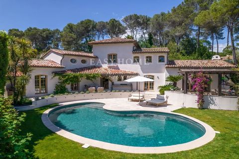 EXCLUSIVE Purchase/Sale Superb quality villa recently renovated, in Mougins, at the foot of the golf course, largely on one level, close to international schools. the villa has a double living room with fireplace, an independent equipped kitchen and ...