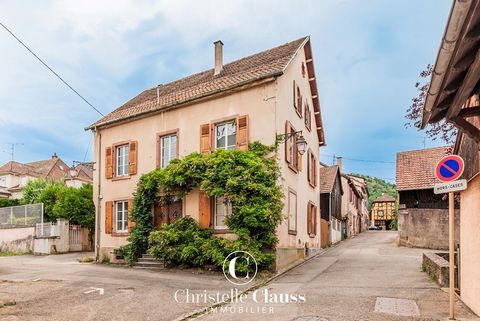 Venez découvrir cette magnifique maison vous offrant des prestations de qualité à RIQUEWIHR. Cette jolie maison pleine de charme, au calme, située dans le village réputé de RIQUEWIHR se compose comme suit : au RDC une spacieuse entrée desservant un g...