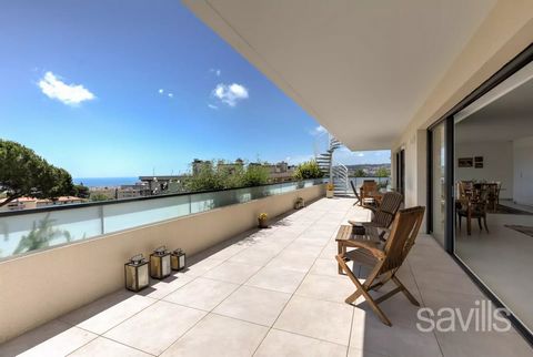 NICE CIMIEZ : Co-Exclusivité : Véritable penthouse en dernier étage d'une petite résidence luxueuse de 2019 blottie dans son jardin paysager ornemental : Penthouse d'une surface de 197 m² + 268 m² de terrasses exposées plein Sud. Cet appartement étai...