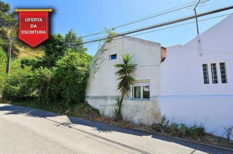 OLD HOUSE T1 COSTA DA CAPARICA/TRAFARIA TO RENOVATE, CLOSE TO THE BOAT AND THE BEACHES, DIRECT ACCESS TO THE ALMADA/LISBON HIGHWAY Property with a lot of potential, next to the beaches of Trafaria, and São João near Costa da Caparica. For own housing...