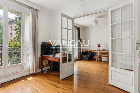 Prince Marmottan Viertel, in einem Gebäude aus dem Jahr 1930 mit Aufzug, Wohnung von 53,67 m² Carrez, bestehend aus einem Eingang, einem Wohnzimmer mit Kamin, einem Schlafzimmer, einer separaten Küche, einem Badezimmer und einer separaten Toilette. B...