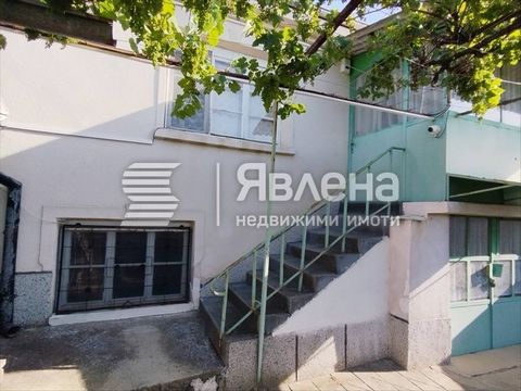 For sale is a wonderful house in the picturesque village of Yazdach, located 15 minutes by car from Stara Zagora in the direction of Chirpan. The village is located on several hills, a small river passes in the middle of it, giving additional charm t...