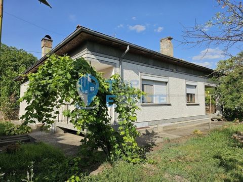 Top Estate Real Estate bietet Ihnen ein solides Backsteinhaus mit Garage im Dorf Klimentovo, Region Veliko Tarnovo. Das Dorf ist gut entwickelt und liegt nur 1 km von seinem Gemeindezentrum Polski Trambesh entfernt, was aufgrund des Vorhandenseins ei...