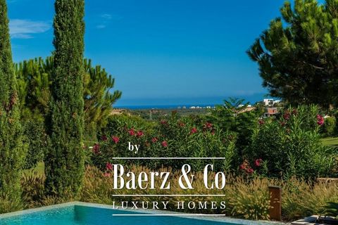 Eerstelijns luxe villa met verwarmd overloopzwembad in Las Colinas Golf, Dehesa de Campoamor, Orihuela Costa, Costa Blanca Zuid Geniet van het luxe leven in deze prachtige villa, perfect gepositioneerd met uitzicht op het weelderige groen van een pre...