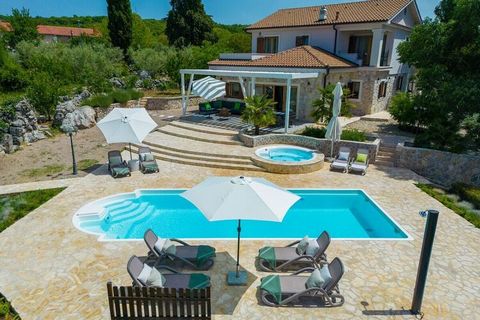 Luxusvilla mit privatem Pool und Garten von über 6.000 m². Hinter der Villa befindet sich ein großzügiger Pool und ein großer Whirlpool, aus dem Sie gar nicht mehr raus wollen. Die Villa verfügt auch über einen Essbereich im Freien. Villa Laura wurde...