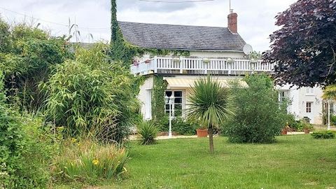 Superbe propriété avec deux maison sur 3800 m2 de terrain à 10 km de Blois. La première maison de 210 m2 comprend au rez-de-chaussée: une entrée, un accueil, une chambre, une salle de bain, une salle d'eau, deux WC, une buanderie, un salon, une salle...