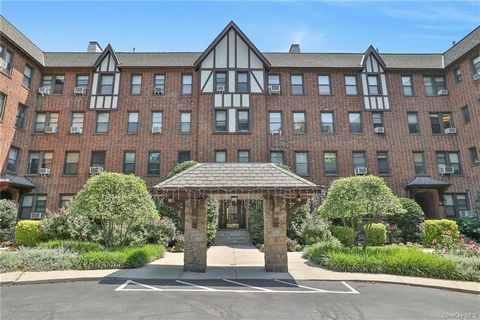 Welcome to Bronxville Court, a beautifully maintained and highly sought after cooperative community, conveniently located a short walk from the Bronxville Metro North station. Stroll to the Village of Bronxville to enjoy the wonderful restaurants, fa...