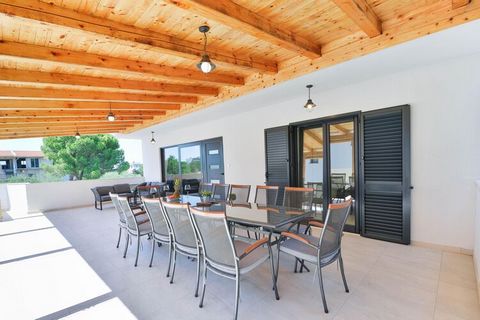 Esta lujosa casa de vacaciones puede albergar a 12 personas cómodamente. Ubicado en Bibinje, cuenta con 5 dormitorios y una piscina privada, jacuzzi y sauna donde se puede disfrutar y relajarse. La casa de vacaciones está a 400 m del mar y brinda la ...