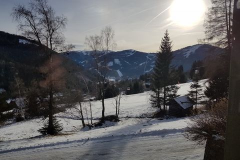 Dieses geräumige, 120 m² große Apartment in Bad Kleinkirchheim bietet eine stilvolle Unterkunft für bis zu 8 Gäste. Es liegt an einem Golfplatz und am Fuße der Skipiste und bietet einen wunderschönen Blick auf die Berge und den Garten. Das Apartment ...