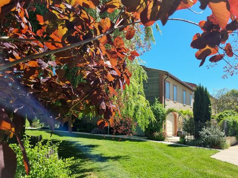 Gelegen in de regio Lauragais, ook wel vergeleken met Toscane, nodigen wij u uit om deze unieke, op het zuiden gerichte woning te ontdekken, met een uitzonderlijk uitzicht op de Pyreneeën. Volledig gerenoveerd met hoogwaardige materialen, heeft het d...