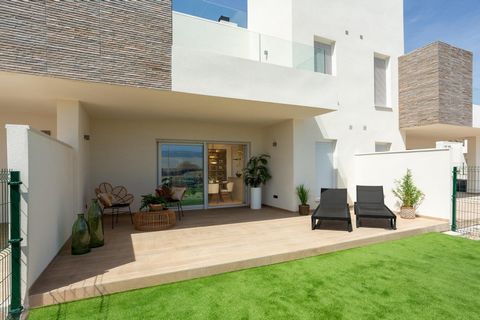 3 slaapkamer begane grond appartement met tuin in Golf Resort in Algorfa(Alicante)~~De nieuwbouwwoning bestaat uit 3 slaapkamers en 2 badkamers, woon-eetkamer-keuken, bijkeuken, 2 terrassen en privétuin, ideaal voor wie op zoek is naar meer buitenrui...