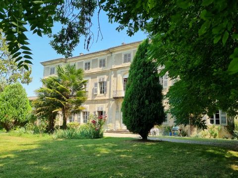 Prachtig gelegen authentiek 16e-eeuws kasteel, ongeveer 900m2 bewoonbare ruimte, 3 onafhankelijke huisjes en meer dan 5 hectare park en bos aan het Canal du Midi.\n\nHet kasteel dateert oorspronkelijk uit de 16e eeuw en werd in 1710 opnieuw ontworpen...