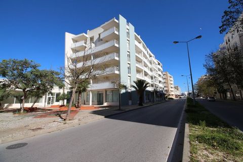 Algarve, Loja para comércio ou serviços, centro Armação de Pêra, parqueamento. Loja localizada no centro de Armação de Pêra, situada na Avenida principal junto á rotunda central, espaço comercial com duas frentes e várias montras, excelente luminosid...