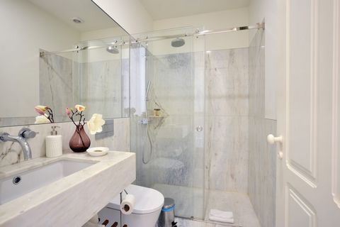 The studio w Porto ma obłożenie dla 2 osób. Nocleg od 52 m² ładnie urządzone i całkowicie wyposażone. Znajduje się w pobliżu 0 m plaży skalistej, 0 m miasta 