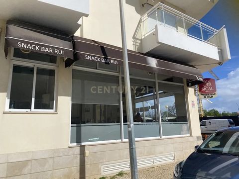 Descubra este estabelecimento comercial (café, snack-bar) em Armação de Pêra Silves, com 107m² com cozinha equipada e 2 casas de banho. Ideal para o seu negócio, este estabelecimento usado oferece uma excelente oportunidade de investimento. Não perca...