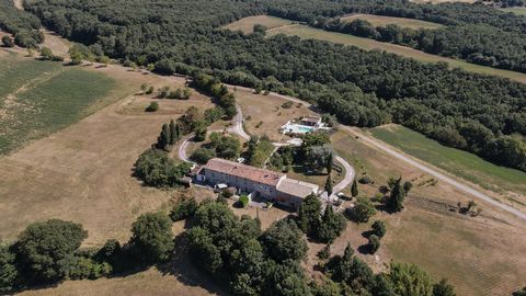 Magnifique emplacement pour ce domaine avec 5 maisons