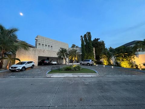 Located in the exclusive residential area of Costa del Este. House on the first line in front of the sea. With vegetation and the sea in its views. Exclusive residential with a few houses, with 24-hour security checkpoint. In a high-level sector with...