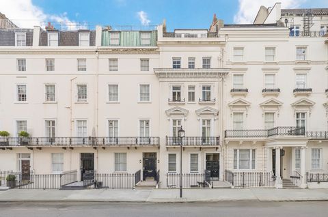 Deze ruime luxe woning beslaat drie verdiepingen van dit charmante historische huis in de exclusieve woonwijk Belgravia in het centrum van Londen. Verspreid over de benedenverdieping, de begane grond en de eerste verdieping bevinden zich de elegante ...