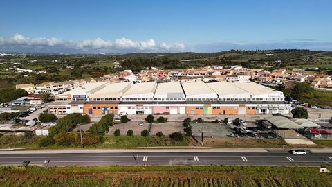 Apresentamos este armazém localizado em Odiáxere, Lagos, com uma excelente localização junto à N125 e a poucos metros do nó de acesso à A22, permitindo uma ligação rápida e eficiente a toda a região do Algarve. A apenas 3 km da cidade de Lagos, este ...