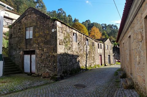 Identificação do imóvel: ZMPT576014 Moradia em Pedra com área Total de Terreno de 263m2 e 113m2 de área de implantação do edifício para Recuperar em Fuste/Rôge– Vale Cambra Moradia de r/chão e andar, com logradouro Numa zona muito tranquila, com uma ...