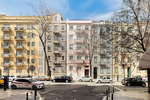 T4 de Charme na Rua Luciano Cordeiro Situado numa das mais prestigiadas ruas do centro da cidade de Lisboa, entre o Marquês de Pombal e a Av. Duque de Loulé, encontra-se este familiar e distinto apartamento. Inserido num prédio renovado do início do ...