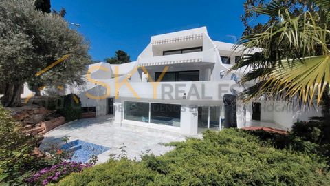 Na Sky Real Estate, temos o prazer de lhe apresentar esta Residência de Luxo com Design Ibizano e Vistas Panorâmicas em Santa Bárbara, Rocafort Mergulhe na opulência e requinte desta excepcional villa em estilo Ibiza, localizada na prestigiosa e segu...