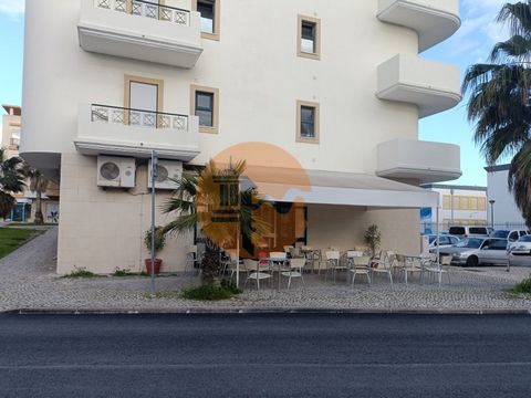 Excelente oportunidade de investimento em Olhão! Venda de Imóvel com negócio! Vende-se café/snack bar totalmente equipado, com todas as licenças em vigor e pronto a funcionar. Localizado numa zona de grande movimento, junto a uma escola e inserido nu...