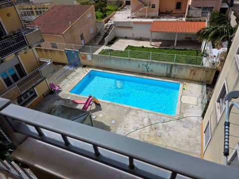 ** Apartamento com 173m2, T3, 4º andar, com piscina, elevador e estacionamento. Localizado numa das ruas mais procuradas de Cadaval, a Rua das Castanholas, frente ao Parque dos Lápis** Este apartamento conta com 173m2 de área bruta privativa e 200m2 ...