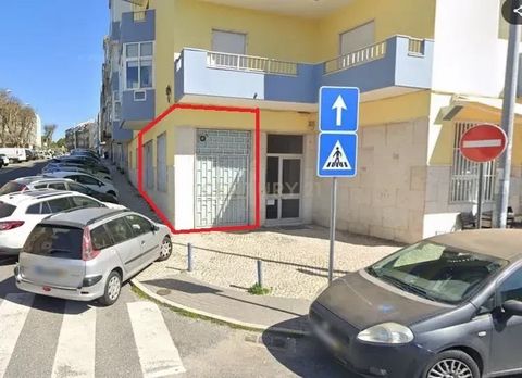 Loja e Armazém no centro da Amadora perto da estação dos comboios da Amadora. O imóvel conta com 2 entradas com ligação por dentro da loja. A loja tem 45m2 mais 80m2, sendo que o armazém situa-se na cave. Não tem saida de fumos. Este imóvel está anga...