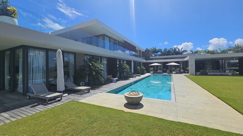 This exceptional villa combines modern design with the highest level of comfort and is located in the prestigious Anahita complex. Spacious, light-filled, and stylishly furnished, this property offers everything your heart desires. The large, landsca...