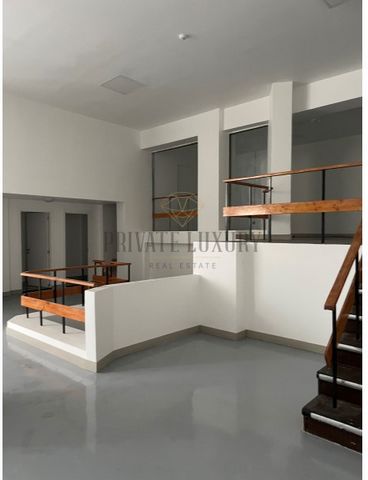 Excelente oportunidade de arrendamento para esta ampla loja renovada com 850m², localizada numa das avenidas mais movimentadas da cidade, a Av. Almirante Reis. O espaço é ideal para diversos tipos de negócio, com ótima visibilidade e acesso direto a ...